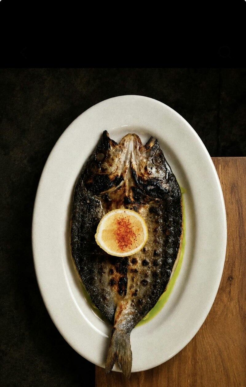 Peixe inteiro grelhado com limão